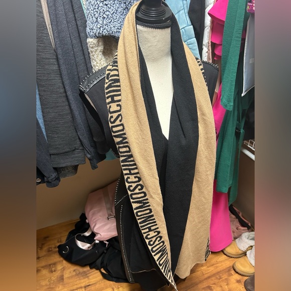 Authentic MOSCHiNO Wool & Cashmere Blend Tan and Black Logo Scarf - Picture 4 of 11